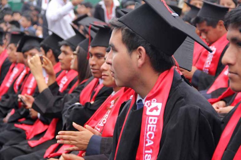 Becas para la educación superior: avances y tensiones en equidad educativa