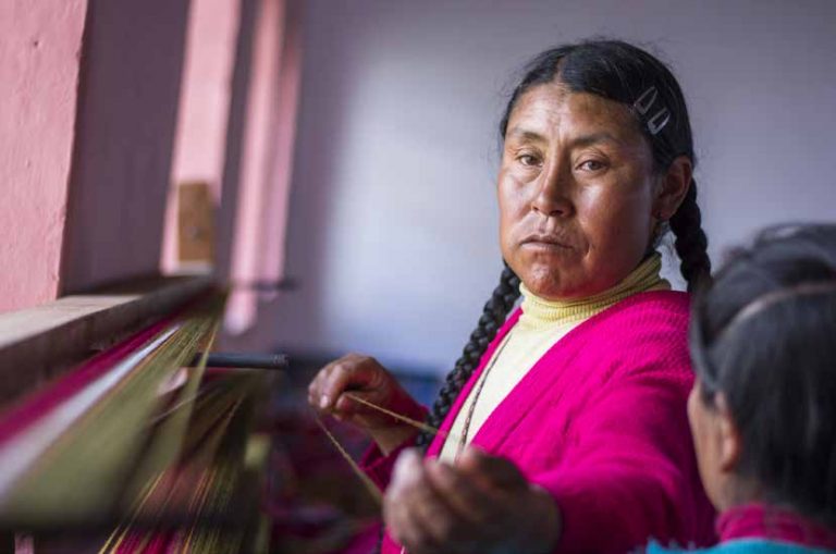 Hijas del tiempo y de la tierra: las mujeres indígenas en el Perú